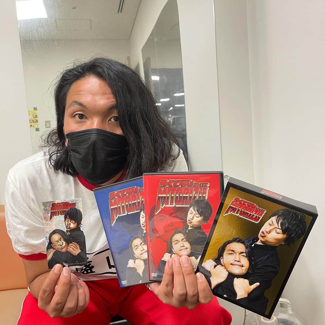 盛山晋太郎のインスタグラム：「10/13にろくでなしミトリズのDVDが発売されます！Amazonや楽天などの各媒体でご予約できますので、よろしくお願いします！なんとボックスには森田まさのり先生が書いたステッカー付き👍 たくさん見て欲しいー！イェー！ 俺女子プロ練習生ー！  #見取り図 #ろくでなしミトリズ #ろくでなしブルース #森田まさのり先生に大感謝」
