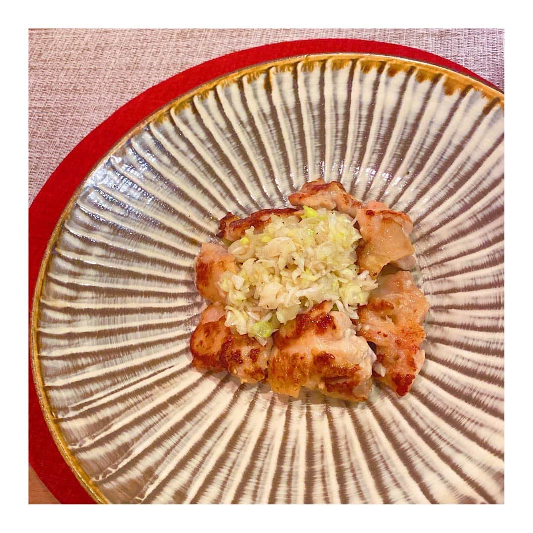 秋元真夏さんのインスタグラム写真 - (秋元真夏Instagram)「.  ねぎ塩チキン🍗  気に入りすぎておつまみに こればっか食べてる〜🥢  鶏肉を塩麹,片栗粉に漬けて 少し置いたら焼いたら ねぎ,塩,ごま油,にんにく,胡椒 塩だれをかけるだけ🍳  鶏肉だからヘルシーだと 思い込んでたけど、 皮付き使ってるからから ヘルシーじゃないのかな笑  お皿はよく使う小鹿田焼です🍽  #割烹まなつ #鶏肉 #小鹿田焼 #国民の嫁」8月26日 21時06分 - manatsu.akimoto_official