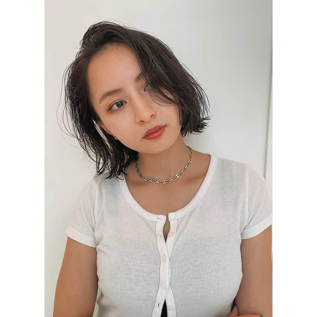 Julia Castroさんのインスタグラム写真 - (Julia CastroInstagram)「HAIR COLOR CHANGE🖤  秋に向けて前髪を前上がりのマッシュにて髪色を暗くしました💁🏻‍♀️ 今回も素敵にありがとうございます♡ @kashiwamanhair  . #haircolorchange  #autumn #fall #aw #haircolor  #bob #bobhair」8月26日 21時28分 - julia.c.0209