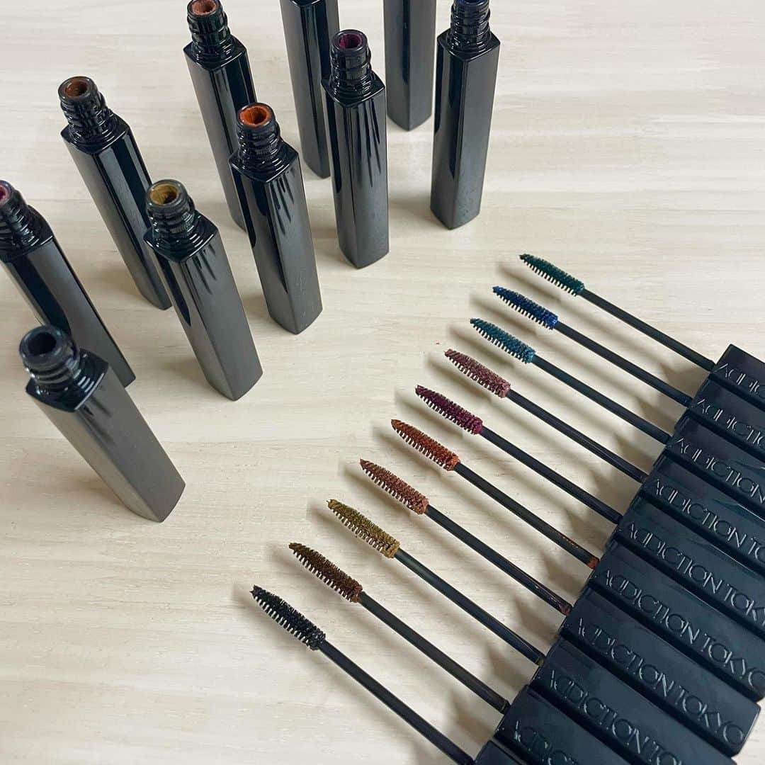 佐藤綾乃のインスタグラム：「2021年8月6日(金)に発売 ADDICTION THE MASCARA COLOR NUANCE WP  全10色  手前から 001 Black River 002 Rusty Brunette 003 Dark Mustard 004 Rusty Apricot 005 Cinnamon Brown 006 Deep Plum 007 Cloudy Mauve 008 Dusty Sky 009 Starry Sea 010 Pine Tree  どの色も発色が良く、ウォータープルーフタイプなので汗をかいても心配なし！ そしてカールキープもばっちり✨ 塗った時の抜け感がたまらなく可愛い♡♡  たくさんの色があるので、組み合わせて使っても良さそうです^^  私は003のDark Mustard、007のCloudy Mauveがお気に入りです😊  #addiction #カラーマスカラ #themascaracolornuancewp #kose #PR」