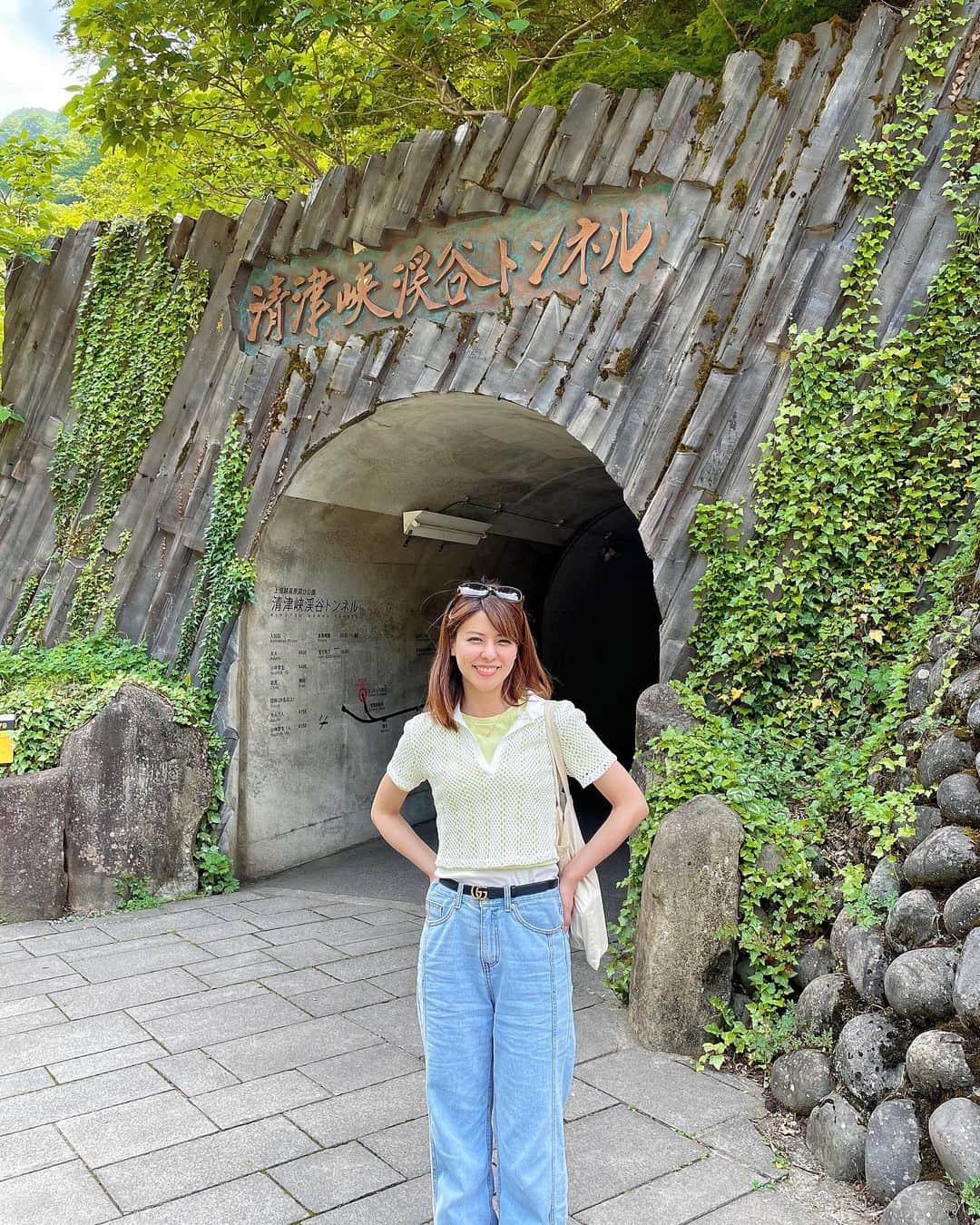 藤井美菜さんのインスタグラム写真 - (藤井美菜Instagram)「. 新潟の観光スポット「清津峡」に、ついに行くことができました🥰1枚目の写真は、「トンネル オブ ライト」という作品で、自分もアートの1部になれた気分で嬉しかったです。 トンネルを歩いて向かう道中も楽しかったな☺️清津峡の模様はYouTubeの方でも見てみてくださいね✨#notnow 니가타의 관광지 “키요츠쿄”에 드디오 갔다왔습니다🥰첫번째 사진은 “Tunnel of Light”라고 하는 작품이래요. 저도 아트의 일부가 될수 있었던것같아서 기뻤어요.  터널을 걷고 가는 길도 재밌었어요☺️키요츠쿄에서 지냈던 시간은 유트브쪽에서도 보실수 있어서 한번 봐주세요✨   #新潟#新潟観光#清津峡#清津峡渓谷トンネル#니가타#니가타관광#키요츠쿄#키요츠쿄게곡터널#niigata#sightseeing#KiyotsuGorge」8月26日 21時41分 - fujii_mina_0715