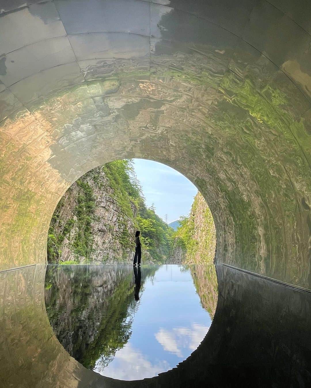 藤井美菜さんのインスタグラム写真 - (藤井美菜Instagram)「. 新潟の観光スポット「清津峡」に、ついに行くことができました🥰1枚目の写真は、「トンネル オブ ライト」という作品で、自分もアートの1部になれた気分で嬉しかったです。 トンネルを歩いて向かう道中も楽しかったな☺️清津峡の模様はYouTubeの方でも見てみてくださいね✨#notnow 니가타의 관광지 “키요츠쿄”에 드디오 갔다왔습니다🥰첫번째 사진은 “Tunnel of Light”라고 하는 작품이래요. 저도 아트의 일부가 될수 있었던것같아서 기뻤어요.  터널을 걷고 가는 길도 재밌었어요☺️키요츠쿄에서 지냈던 시간은 유트브쪽에서도 보실수 있어서 한번 봐주세요✨   #新潟#新潟観光#清津峡#清津峡渓谷トンネル#니가타#니가타관광#키요츠쿄#키요츠쿄게곡터널#niigata#sightseeing#KiyotsuGorge」8月26日 21時41分 - fujii_mina_0715