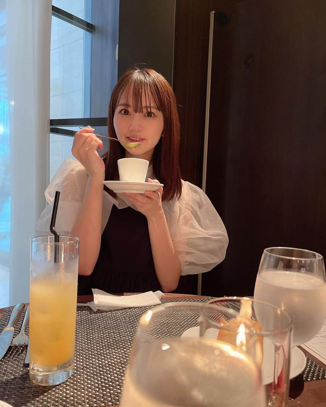 浜田翔子さんのインスタグラム写真 - (浜田翔子Instagram)「1ヶ月1回の緊張の妊婦健診後 久々に夫婦でディナーへ。  ディナーも夕方17時から行き サクッとコース1時間でいただきました😌  やっぱり美味しいものと素敵な場所は 癒されました。 今月はほぼ自宅にいる事も多かったので 大切な時間になりました。 （美味しくて嬉しくて顔がニヤニヤしてる写真😹）  お店の方も妊婦さん向けのコースにしてくださったり サクッと素敵な場所に行きたい時におすすめな場所です。  半個室になったりお店も広々としてて換気もされ安心でした。  台場駅からもすぐですし、 隣に結婚式の会場もあって素敵でした！  私がいただいたコースはこちらです。 私はパスタがお気に入りでした♡  【CORSO A】本日のパスタとメインのお肉料理が楽しめるディナーコース　全５品  pr @incontro_odaiba #インコントロ #お台場イタリアン #お台場グルメ #お台場ディナー #お台場ランチ」8月26日 21時51分 - shoko_hamada