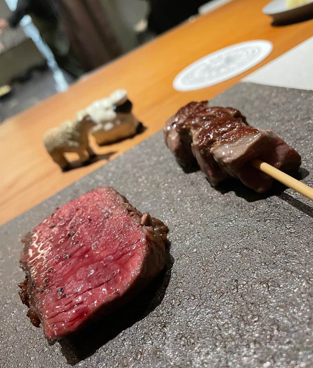 伊藤しほ乃のインスタグラム：「念願の....🥺 久々になっちゃんと大好きな羊を食べてきたよ🐑♡  @kushihitsuji_hitsujisunrise  羊サンライズさんです🐑  国産の羊肉が食べられるところってなかなかなくて、ずっと行きたかったんだー☺️ どの部位もとっても柔らかくてほんとに全部おいしかったぁ🐑♡ 絶対また行きたいっっ！  最近お肉は牛よりも羊や馬のが好きなのです😋  #串羊 #羊 #羊専門店  #六本木グルメ　#乃木坂グルメ #ラム　#ラムチョップ」