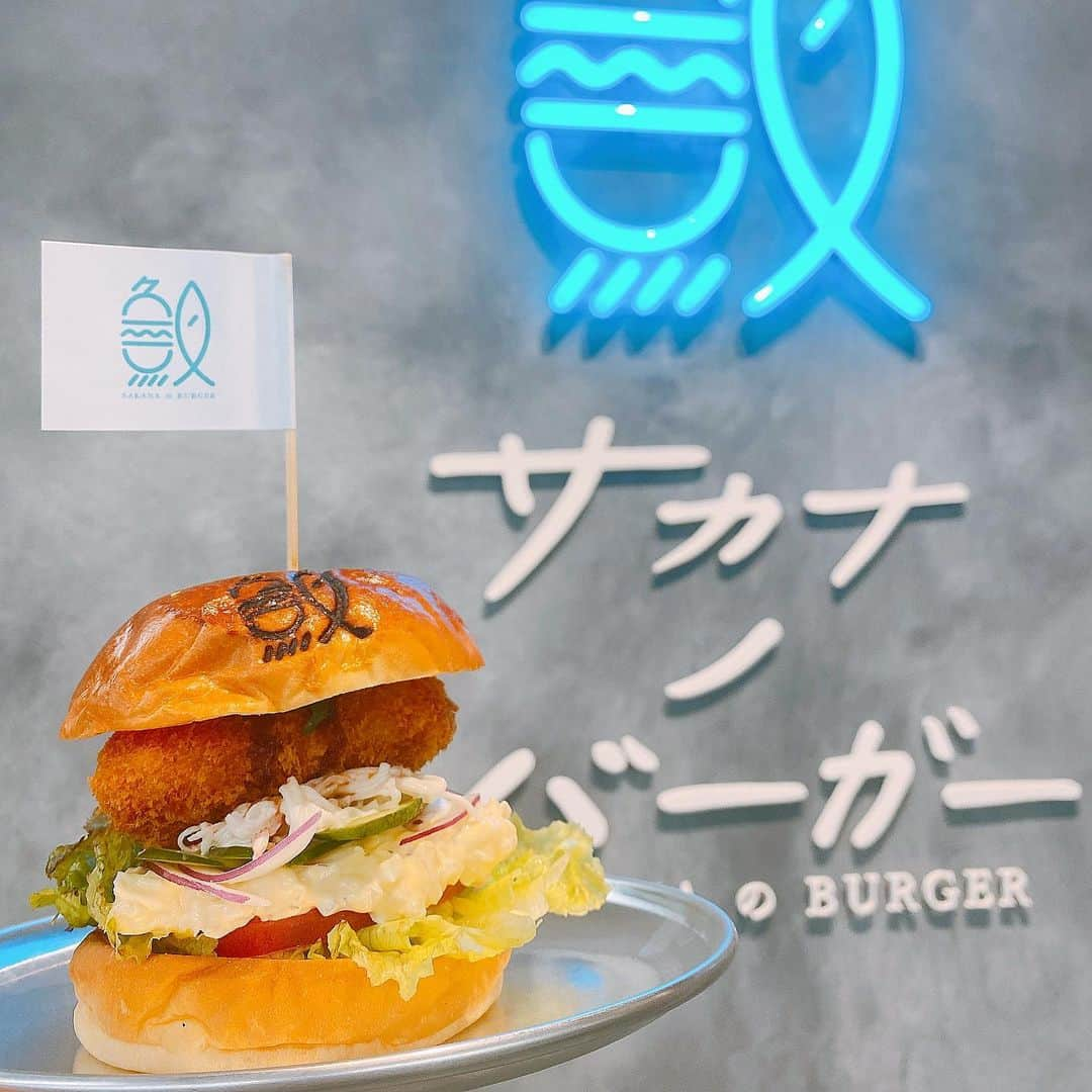 森朝奈のインスタグラム：「蟹味噌バターのカニコロバーガー🍔🦀 #サカナノバーガー」