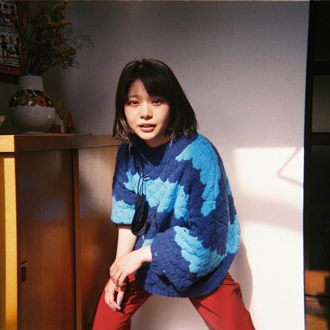岸井ゆきののインスタグラム：「自然に囲まれて大の字で寝ころびたい 川に浸かって足に映る水玉の反射をながめたい スイカをくくって冷やしたい〜　カラフルミニトマトが入ったかわいいザルを抱えたい。100個食べたい。夢の話🍅🍉  とにかく雨が降っている場所にいたので、今日のさんさん太陽はとっても有難かったです。 この写真は冬のフィルム。  ほんとうにこの地球、みんな同じ空の下、なのかたまになぞ。 太陽も月も地球もホントに一個だからそうなんだけど🌍🌕🌞 明日よる10時からの『 #家族募集します　』第五話の放送、ワイワイしていると思います🌈🌈 お楽しみに👪  　#家族募集します　#重岡ボーン」