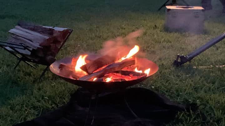 鳥越佳那のインスタグラム：「憧れの🏕ワーケーション🏕  富士山が見えるキャンプ場で 焚き火をしながら のんびりお仕事💻✨  芝生の匂い 鳥のさえずり ゆらめく炎 に癒されながら  ロケの合間も 本当に仕事がはかどりました🙊  素敵なワーケーションプランでした✨  詳しくは 27日(金)のnews every.しずおかで紹介予定です💡  #静岡 #御殿場 #キャンプ場 #nelogotemba  #ソロキャンプ #ワーケーション #焚き火 #富士山 #everyしずおか」