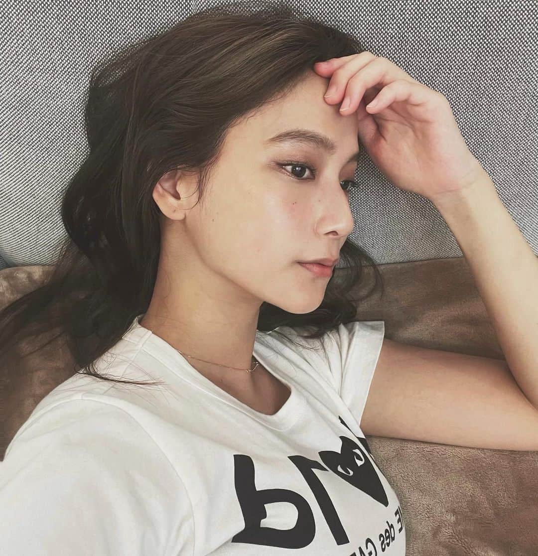 小屋春菜のインスタグラム：「ブルベイエベよくDMとか質問箱でも聞かれるのですが、たしかイエベ… 4年前くらいに当時のお仕事で教えてもらった記憶でちょっと曖昧ですが💡 実はこれ系あんまり興味無くて 自分で1番しっくりくる色や肌に乗せて1番テンションの上がる色の物使えばいいと思う 私は自分が何べだろうとブラウン系をよく使ってたと思います😂 参考にならずすみません🤲🏼」