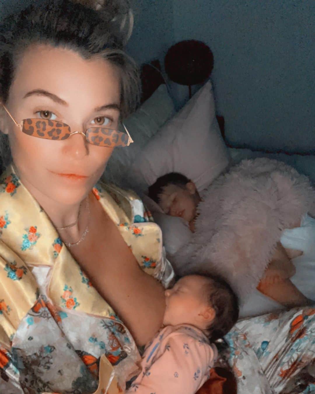 サマンサ・フープスのインスタグラム：「Mom of 2! Still can’t believe I have two babies! My blessings have made me grow and change in the best way possible! Being a Mom isn’t easy and it is a 24/7 job but There’s no job I’d rather have! It’s incredible how small kids are and how big the lessons they teach you as an adult! My babies remind me the simple things are the best things and they keep me in the moment instead of rushing around for the future 💙💕🙏🏽」
