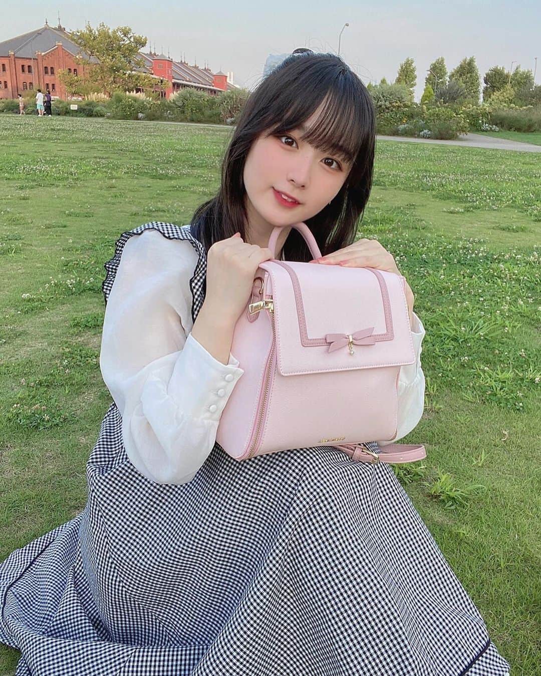 高田もものインスタグラム：「. 今日は新しくゲットした . 魔法少女みたいなリュックを背負っていたよ🪄💫 . お洋服は全部 @evelyn.official で揃えてみたの🤍 . やっぱり横浜って良い街だよねえ . となった1日でした！ . 良い夢みろよ！(みてください) . かーしこっ . #高田もも #かしこってなに #かしこ #samanthathavasa #samanthavega #横浜 #横濱 #横浜観光 #赤レンガ倉庫 #evelyn #リボン #リボンアレンジ #レイヤーカット #ロングヘア #量産 #量産型コーデ #お嬢様コーデ」