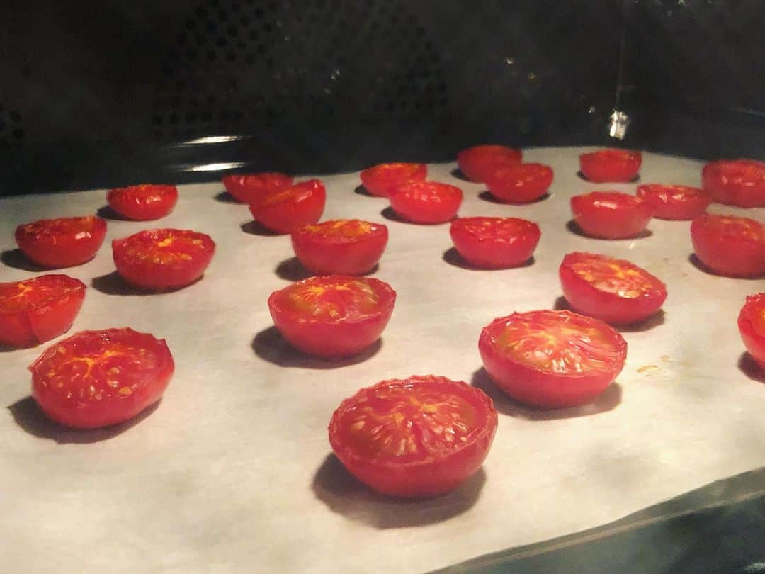 宮崎瑠依さんのインスタグラム写真 - (宮崎瑠依Instagram)「我が家で定期的に作っているセミドライトマト🍅  ミニトマトを半分に切って並べて110℃のオーブンで2時間ちょい。 (時間はトマトの大きさとか水分の感じによって違うので様子を見ながら…でもかなりテキトーです🙄w)  トマトを切る時は、上下に半分に切ると断面がお花みたいで可愛いっ🍅w  オーブンから取り出したら、容器にトマトを並べてたっぷりのオリーブオイルに浸し、少し塩を振ったら完成！冷蔵庫へ〜  今回はニンニクのスライスも入れて浸しました✨ ハーブを入れたりしても美味しいんだよね🥰  このセミドライトマトを冷蔵庫に常備していると本当便利なんです。  パスタにも使えるし、我が家では息子の離乳食にもよく使っています！ 鶏ひき肉とブロッコリー、アスパラなど…いろんな野菜とこのセミドライトマトを一緒に炒めるのが美味しいのw 息子の大好物っ😋  明日のお昼はこれでパスタ作ろっ！  #セミドライトマト #セミドライトマトのオイル漬け  #ミニトマトレシピ #オーブンレシピ #ミーレオーブン #mieleのある暮らし」8月26日 23時20分 - ruimiyazaki