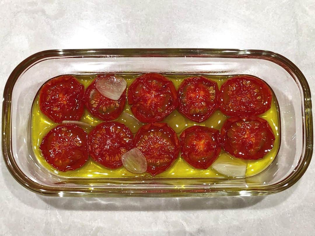 宮崎瑠依さんのインスタグラム写真 - (宮崎瑠依Instagram)「我が家で定期的に作っているセミドライトマト🍅  ミニトマトを半分に切って並べて110℃のオーブンで2時間ちょい。 (時間はトマトの大きさとか水分の感じによって違うので様子を見ながら…でもかなりテキトーです🙄w)  トマトを切る時は、上下に半分に切ると断面がお花みたいで可愛いっ🍅w  オーブンから取り出したら、容器にトマトを並べてたっぷりのオリーブオイルに浸し、少し塩を振ったら完成！冷蔵庫へ〜  今回はニンニクのスライスも入れて浸しました✨ ハーブを入れたりしても美味しいんだよね🥰  このセミドライトマトを冷蔵庫に常備していると本当便利なんです。  パスタにも使えるし、我が家では息子の離乳食にもよく使っています！ 鶏ひき肉とブロッコリー、アスパラなど…いろんな野菜とこのセミドライトマトを一緒に炒めるのが美味しいのw 息子の大好物っ😋  明日のお昼はこれでパスタ作ろっ！  #セミドライトマト #セミドライトマトのオイル漬け  #ミニトマトレシピ #オーブンレシピ #ミーレオーブン #mieleのある暮らし」8月26日 23時20分 - ruimiyazaki