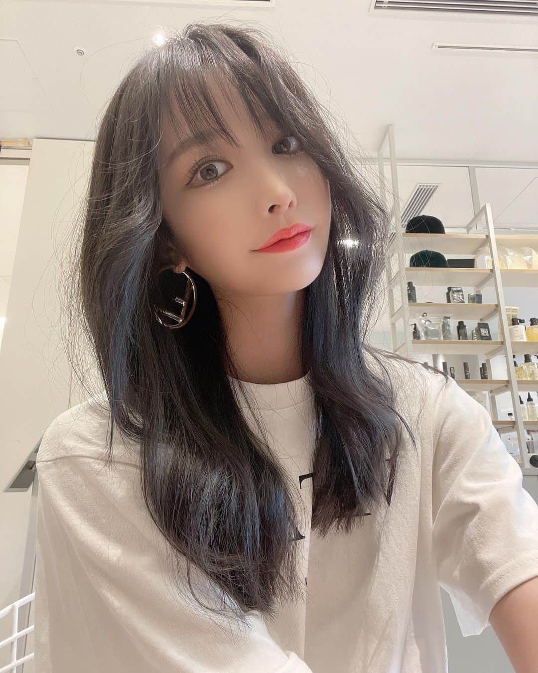 吉見衣世のインスタグラム：「ただいま〜🐆  #髪色#ネイビー#帰宅#ただいま#ピアス」