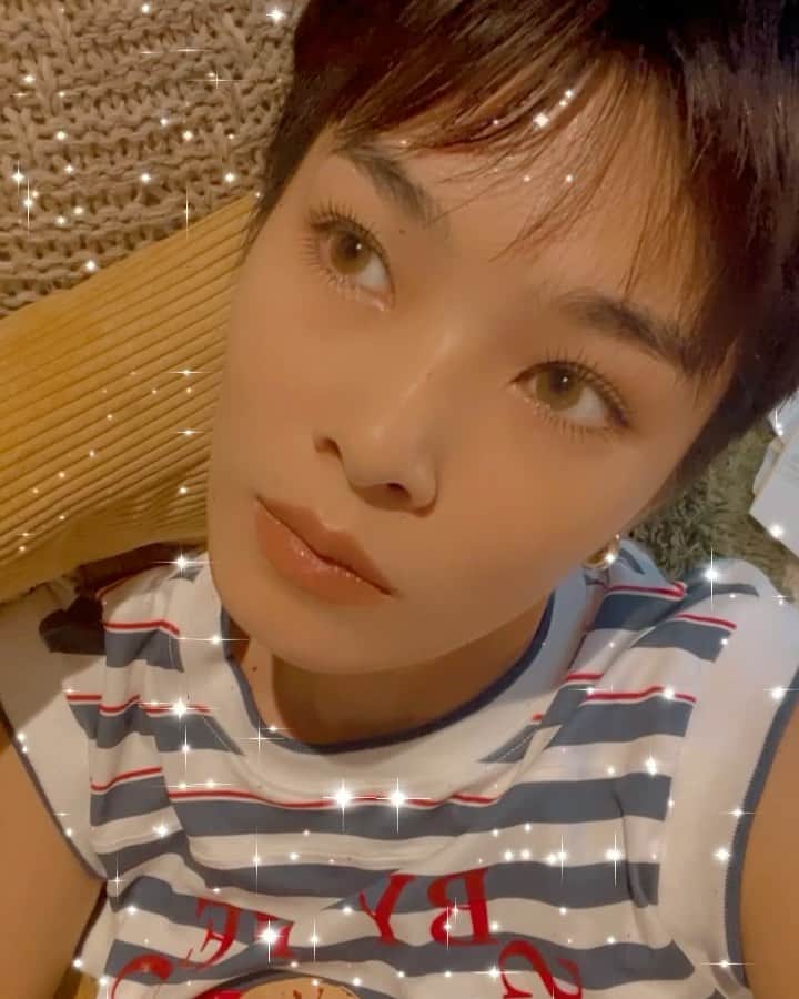 畠山千明のインスタグラム：「最近なにもしてないのでデータフォルダ内が猫か娘😼🧒🏻  @chanel.beauty のペンシルタイプのゴールドラメを目頭にちょこちょこ描くのにハマってます。 光に反射してすごい綺麗…！🌟」