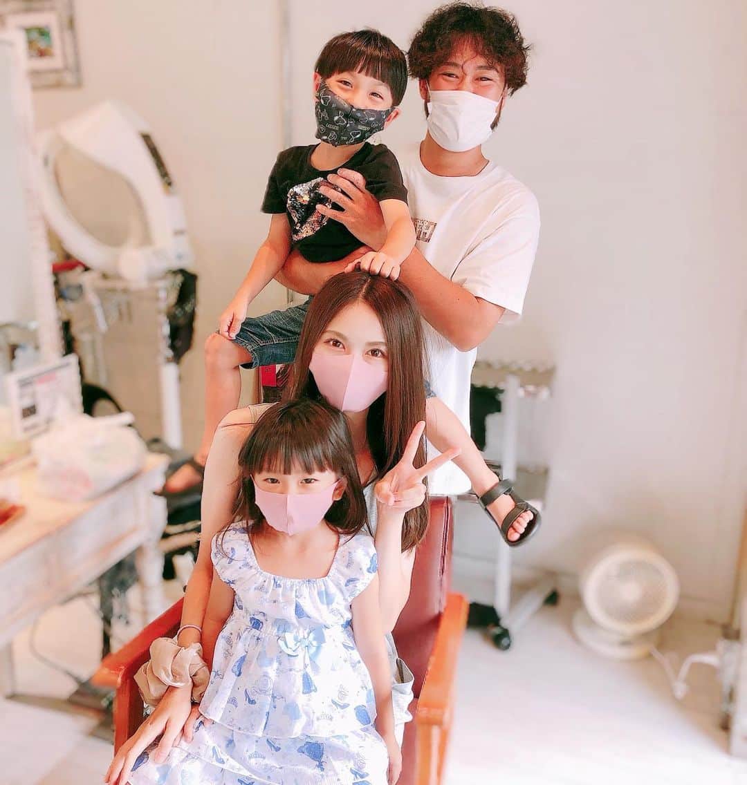 のインスタグラム：「. 夏休み終盤髪の毛を 綺麗にしてきました☺︎.⋆ よく喋る子供達を相手に(特に長男😂) いつも笑顔で神対応してくださる Likoの皆さん🥺😭🔥 いつも有難うございます♡ あべるが赤ちゃんでまだベビーカーに乗せてたのに… ほんっとに成長したね😂🤍 #likobymaris #ヘアメンテナンス」