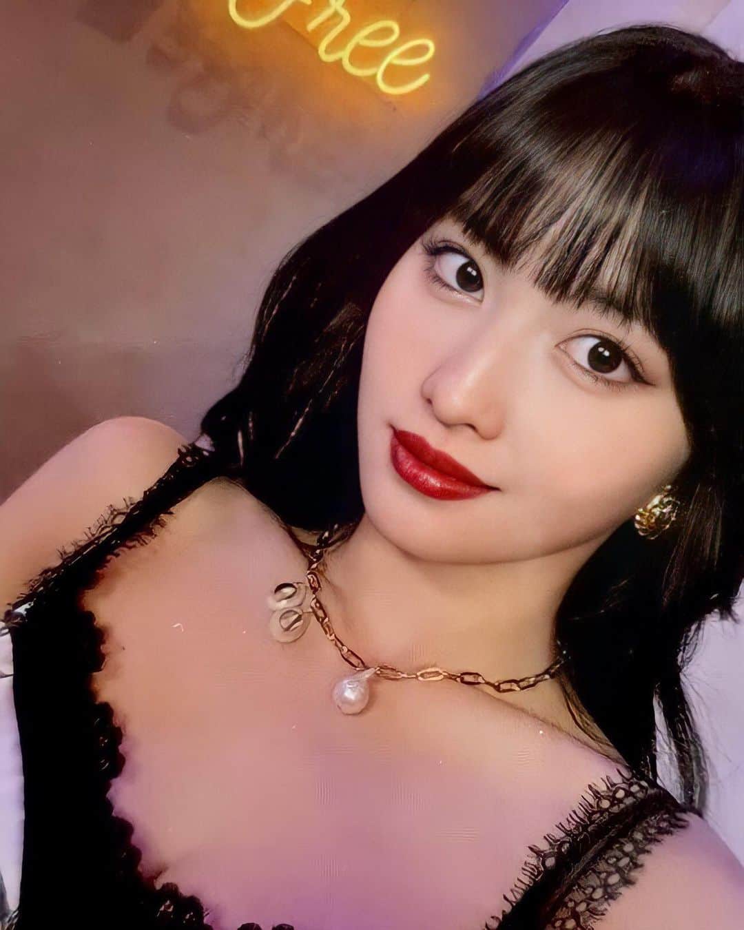 モモのインスタグラム：「♡ [Scan] 210826 - “Taste Of Love” Photocards   -  #MOMO #트와이스 #모모 #平井もも #もも #TWICE © O2I29」
