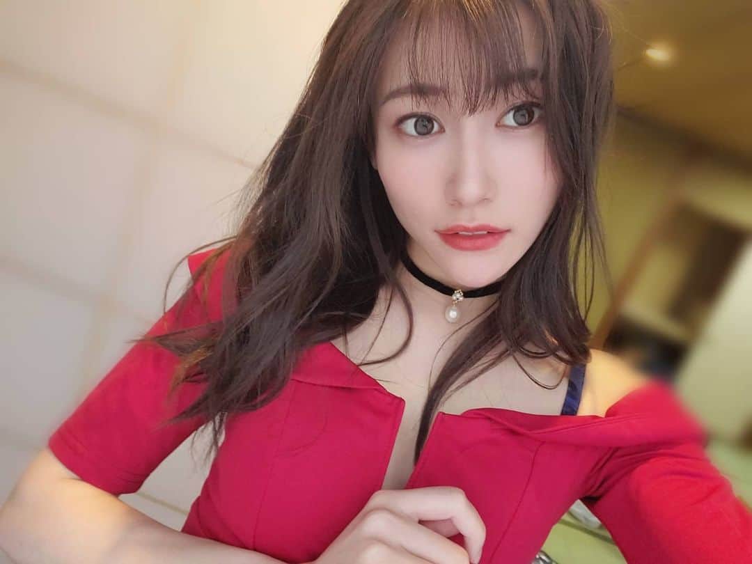 江藤彩也香のインスタグラム：「真っ赤な衣装👗  今日も１日お疲れ様でした🤗 おやすみんみん！😴」