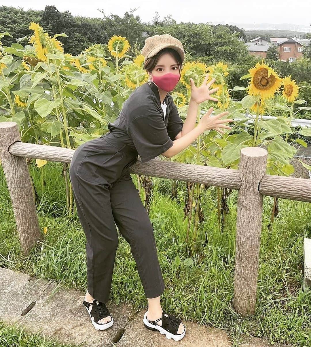 稀水こはくのインスタグラム：「いつぞやのひまわりとポージングがいつも絶妙にダサいワタシ . . . . . . .  #fashion #Instagood #Instagram #Instaphoto #photo #photograph #me #Japan #Tokyo #style #girls #boys #l4l #today #art #otd #outfit #vsco #justword #dailylook #팔로우 #팔로미 #데일리 #얼스타그램 #팔로우미 #赞 　#셀카　　#메이크업　#tagsforlikesapp #얼스타그램셀카」