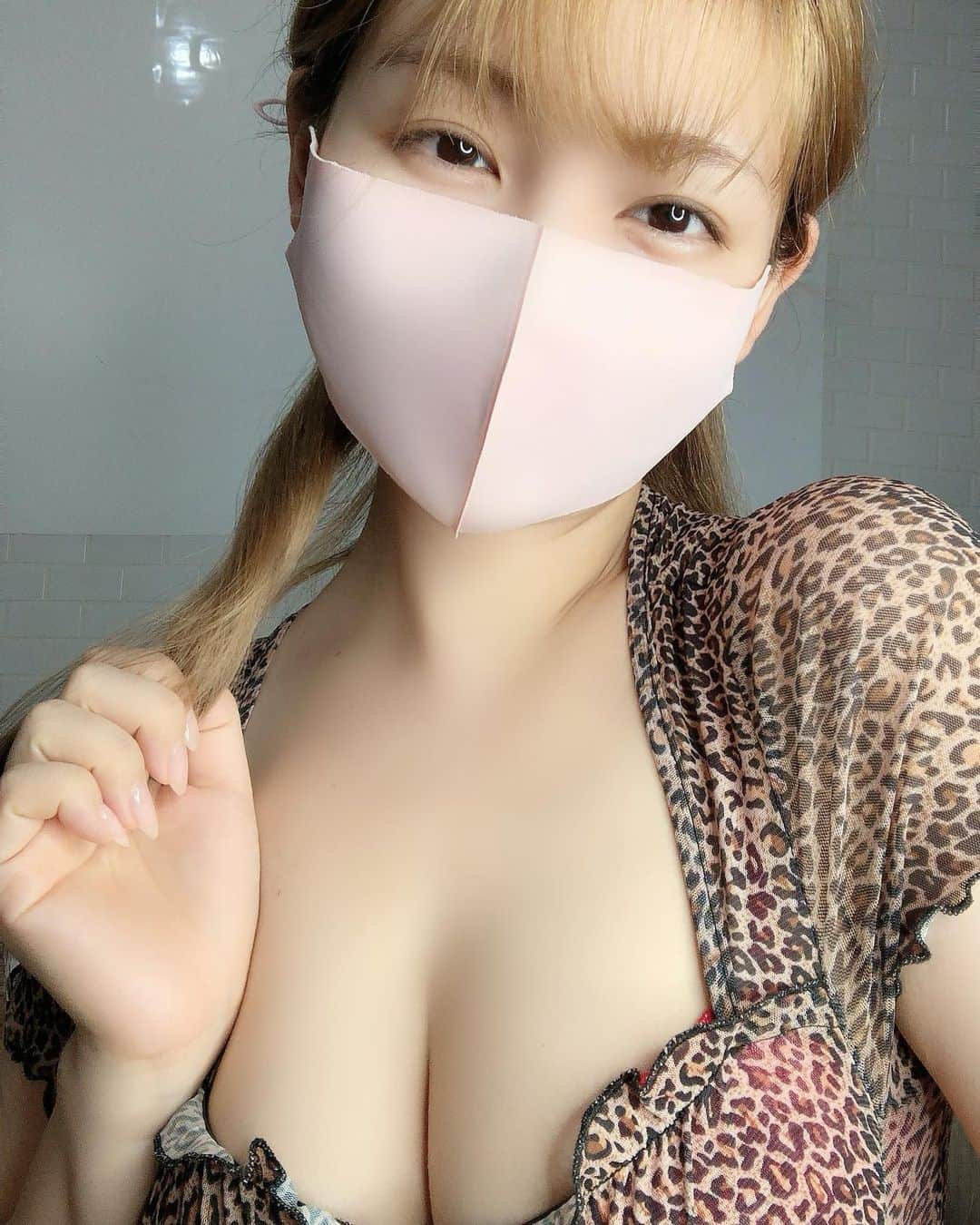 社長秘書マイコのインスタグラム：「. カエルと帰る🐸💕」
