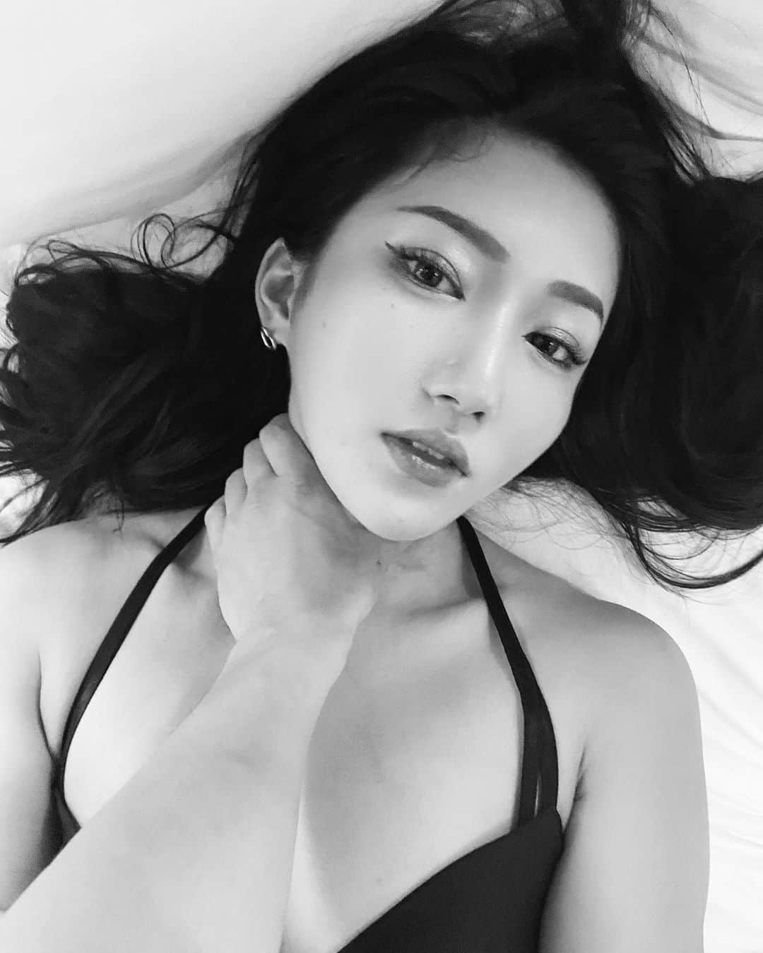 緒方友莉奈さんのインスタグラム写真 - (緒方友莉奈Instagram)「私を求めて欲しいんです。 あなたに抱かれたいんです。 あなたに壊してほしいんです。  時が止まるくらい甘い蜜に絡ませて  濃ゆい蜜と汗ばむ感じと軋む感じが  私を虜にしてしまうの。  子宮の奥から降りる感じ 遺伝子を求め興奮する  私はあなたの蜜を舐めてから 奴隷になりました。」8月26日 23時50分 - ogatayurina