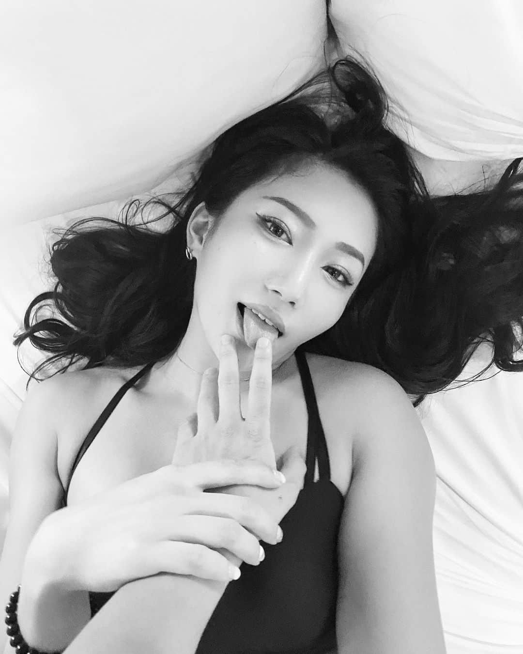 緒方友莉奈さんのインスタグラム写真 - (緒方友莉奈Instagram)「私を求めて欲しいんです。 あなたに抱かれたいんです。 あなたに壊してほしいんです。  時が止まるくらい甘い蜜に絡ませて  濃ゆい蜜と汗ばむ感じと軋む感じが  私を虜にしてしまうの。  子宮の奥から降りる感じ 遺伝子を求め興奮する  私はあなたの蜜を舐めてから 奴隷になりました。」8月26日 23時50分 - ogatayurina
