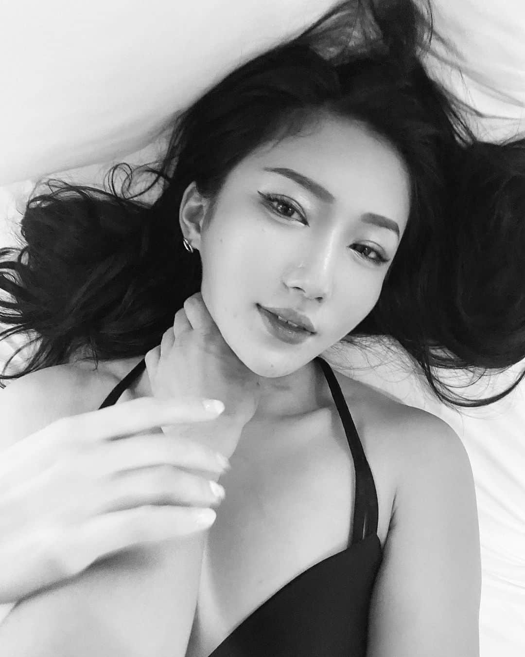 緒方友莉奈さんのインスタグラム写真 - (緒方友莉奈Instagram)「私を求めて欲しいんです。 あなたに抱かれたいんです。 あなたに壊してほしいんです。  時が止まるくらい甘い蜜に絡ませて  濃ゆい蜜と汗ばむ感じと軋む感じが  私を虜にしてしまうの。  子宮の奥から降りる感じ 遺伝子を求め興奮する  私はあなたの蜜を舐めてから 奴隷になりました。」8月26日 23時50分 - ogatayurina
