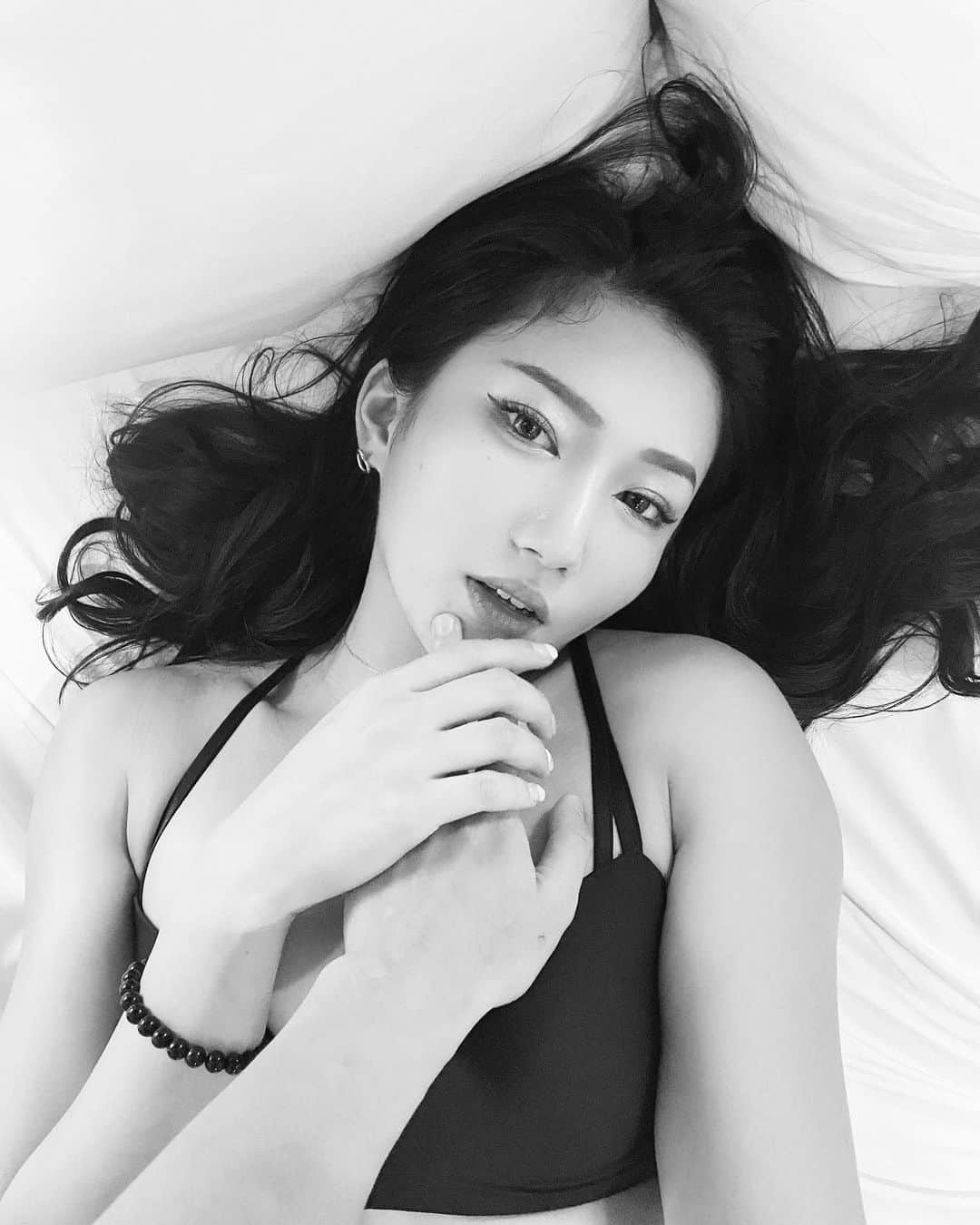 緒方友莉奈さんのインスタグラム写真 - (緒方友莉奈Instagram)「私を求めて欲しいんです。 あなたに抱かれたいんです。 あなたに壊してほしいんです。  時が止まるくらい甘い蜜に絡ませて  濃ゆい蜜と汗ばむ感じと軋む感じが  私を虜にしてしまうの。  子宮の奥から降りる感じ 遺伝子を求め興奮する  私はあなたの蜜を舐めてから 奴隷になりました。」8月26日 23時50分 - ogatayurina