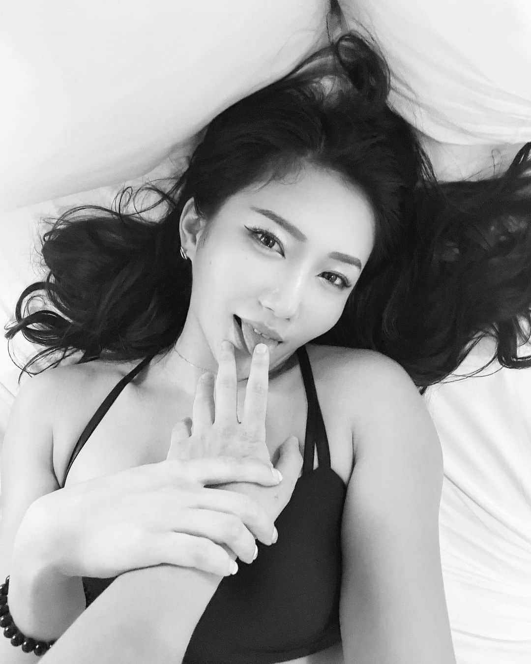 緒方友莉奈さんのインスタグラム写真 - (緒方友莉奈Instagram)「私を求めて欲しいんです。 あなたに抱かれたいんです。 あなたに壊してほしいんです。  時が止まるくらい甘い蜜に絡ませて  濃ゆい蜜と汗ばむ感じと軋む感じが  私を虜にしてしまうの。  子宮の奥から降りる感じ 遺伝子を求め興奮する  私はあなたの蜜を舐めてから 奴隷になりました。」8月26日 23時50分 - ogatayurina