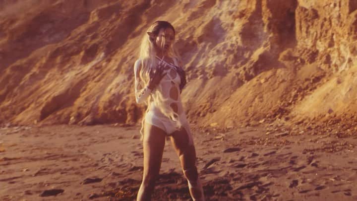 Bodine Koehlerのインスタグラム：「SALIMOS A LAS 12AM 🧝🏽‍♀️🪐 NEW MUSIC THIS FRIDAY #estaraqui」