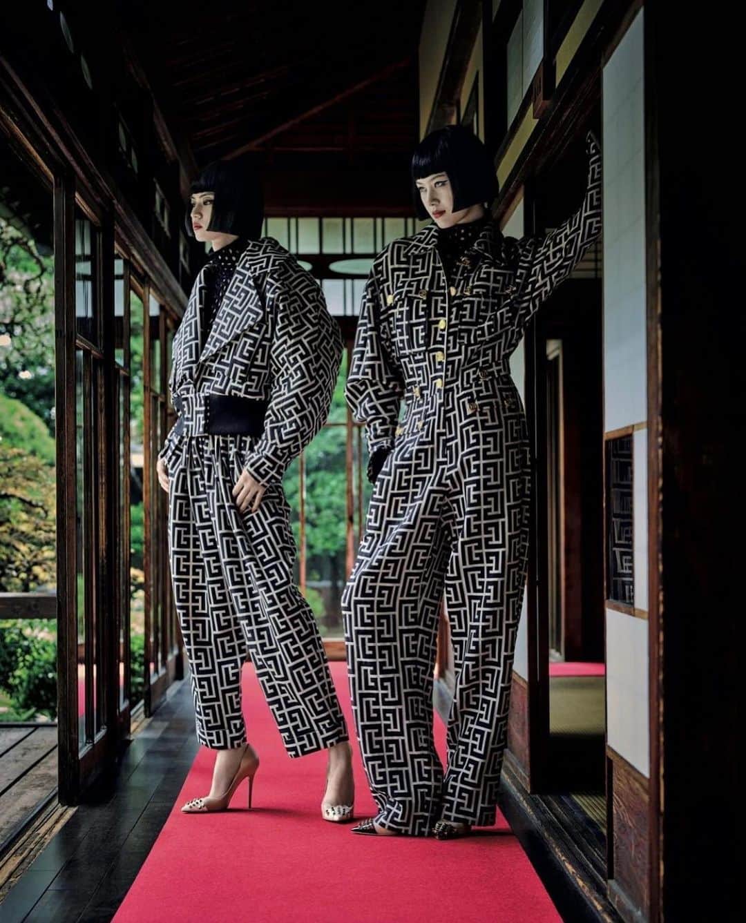 新井貴子のインスタグラム：「𝑇𝑊𝐼𝑁 𝐼𝑁 𝐹𝐴𝑆𝐻𝐼𝑂𝑁🖤 @voguejapan 𝑂𝐶𝑇𝑂𝐵𝐸𝑅 𝐼𝑆𝑆𝑈𝐸   Photographer: @takayofficial Fashion Editor: @saori_vj Hair, Makeup and Manicure: @rieshiraishi1220 Casting: @bt77 Models: @kikoarai @miki_ehara wearing @balmain & @maisonvalentino  Prop Stylist: #ENZO Shot on location at Yamamoto-tei Editors: @yuisugiyama and @masayougawa Styling Assistants: @oshida__ayaka and @ka___ya___ #voguejapan」