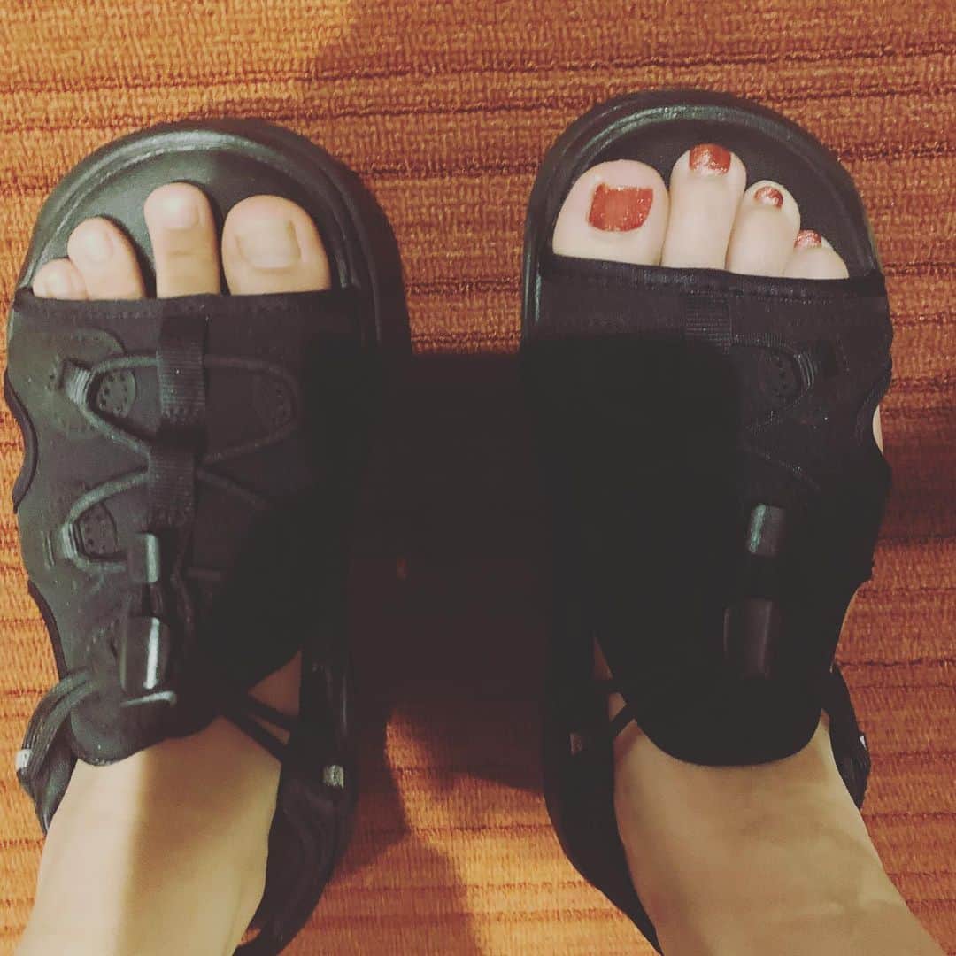のインスタグラム：「小3娘の足が、私と同じサイズに😅右は私、左は娘。驚き😨  #エアマックスサンダル #23センチ #親子」