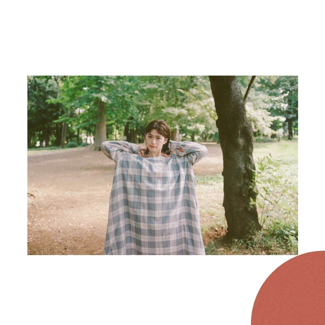 ルミネ公式のインスタグラム：「. Retreat myself 気持ち安らぐひとときを。  心をゆるめて、秋へ。  Model @sakurako_kns & @_lisabayne Creative direction & Art direction @kana_tkym Photo @kisshomaru Hair & Make up @chikasuzuki1 Styling @leeyasuka  #retreatmyself #retreat #retreatment #小西桜子 #ベイン理紗 #lumine #ルミネ  #シンプルライフ #ミニマリスト #シンプルな暮らし #花と暮らす #小さな暮らし #季節を楽しむ」