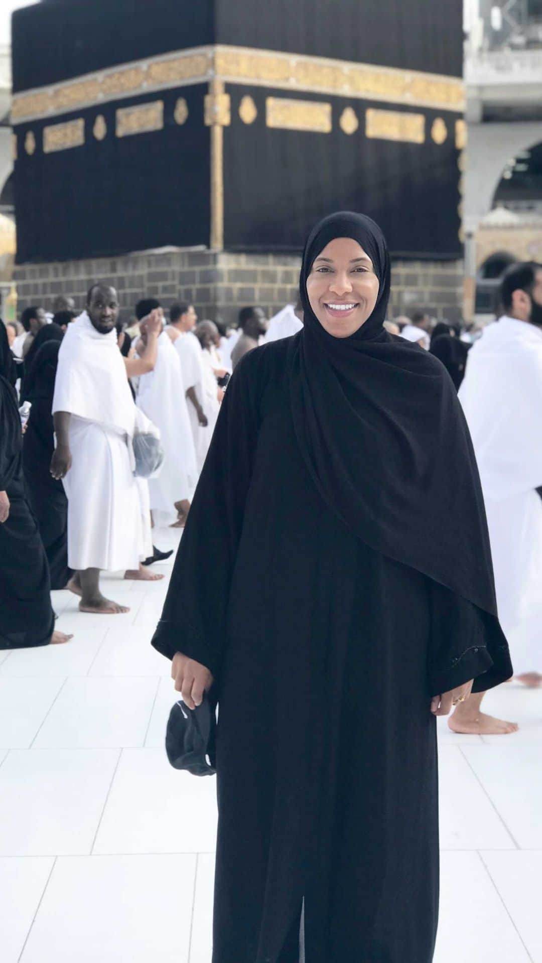 イブテハージ・ムハンマドのインスタグラム：「Here’s a quick recap of my favorite trip of all time. Three years ago, I traveled to Saudi Arabia for Hajj—  the Muslim pilgrimage to Mecca that all Muslims are expected to make at least once during their lifetime. Words can’t express how much joy and gratitude was felt throughout this trip! I was really blessed to experience it with my family and close friends. My love for these memories is endless ♥️ May Allah invite us all for Hajj when the time is right 🕋📿✨🤲🏽」