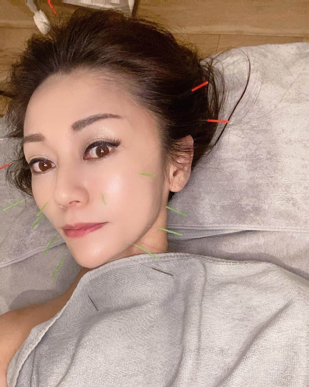 マキさんのインスタグラム写真 - (マキInstagram)「おはようございます🌞  今日も暑くなりそうですね💦 熱中症にも気をつけてお過ごし下さいね。  以前受けた全身オイルマッサージがすごく良かったのでまたお願いいたしました。  今回は美容鍼もしていただきリフトアップに⤴️  出張治療院の@palma_acu 東洋医学に基づいたカウンセリングから、体の状態に合わせたアロマオイルを調合していただきます。  私が調合していただいたのは ベルガモット シダーウッド ゼラニウム 今の体の状態に合わせて必要なもので全身をマッサージして頂きました☺️  マッサージは本当にきもちよくて足の指先から首の方まで全体にしていただけるので本当に気持ちいいですよ⤴️  その後に美容鍼をして頂きました♪ お化粧をしたままにしていただけるのが嬉しい♥️  特に顔の筋肉が固まっている所は少し針を刺すとちくっとした痛みはありますけれども、そこがすごく凝っているところみたいで、針を刺した後はすごく柔らかくなっていて効果を凄く感じますよ‼️  顔だけかなぁと思っていたんですけれどもしっかりと頭皮までしっかりしていただけて、リフトアップ⤴️した感じ👍  東洋医学をしっかり学んだセラピストさんは、癒さる素敵な方なので、リラックスして安心して施術を受けれますよ☺️  出張型なのでご自宅にも伺って頂けますし、難波、心斎橋などのサロンでも施術してもらえるので安心です‼️  外出しにくい、子育て中の方、妊婦さん、コロナ禍でなかなかサロンにも行きにくいので、出張してもらえると助かりますね☺️  是非、癒しのマッサージを受けてみて下さいね‼️  今日も笑顔で素敵な一日を☺️  いつもいいね👍コメント📝ありがとうございます♥️  #鍼灸マッサージ#出張型エステ#palma#東洋医学#全身オイルマッサージ#美容鍼#大阪エステ#難波エステ#心斎橋エステ#オイルマッサージ#美容#オイル#アンチエイジング#美容鍼灸#エステ#美容#子育て中ママ#肌質改善#アロマトリートメント#ビューティー#スキンケア#肌ケア #beauty#笑顔#感謝#ありがとう」8月27日 6時40分 - maki_s0205