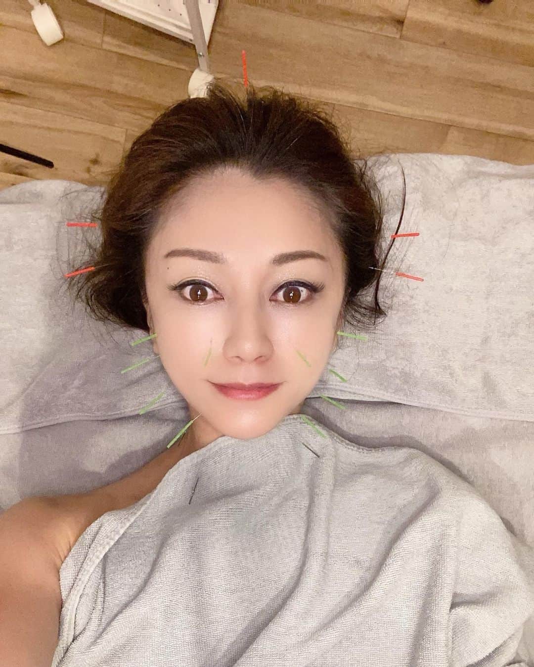 マキさんのインスタグラム写真 - (マキInstagram)「おはようございます🌞  今日も暑くなりそうですね💦 熱中症にも気をつけてお過ごし下さいね。  以前受けた全身オイルマッサージがすごく良かったのでまたお願いいたしました。  今回は美容鍼もしていただきリフトアップに⤴️  出張治療院の@palma_acu 東洋医学に基づいたカウンセリングから、体の状態に合わせたアロマオイルを調合していただきます。  私が調合していただいたのは ベルガモット シダーウッド ゼラニウム 今の体の状態に合わせて必要なもので全身をマッサージして頂きました☺️  マッサージは本当にきもちよくて足の指先から首の方まで全体にしていただけるので本当に気持ちいいですよ⤴️  その後に美容鍼をして頂きました♪ お化粧をしたままにしていただけるのが嬉しい♥️  特に顔の筋肉が固まっている所は少し針を刺すとちくっとした痛みはありますけれども、そこがすごく凝っているところみたいで、針を刺した後はすごく柔らかくなっていて効果を凄く感じますよ‼️  顔だけかなぁと思っていたんですけれどもしっかりと頭皮までしっかりしていただけて、リフトアップ⤴️した感じ👍  東洋医学をしっかり学んだセラピストさんは、癒さる素敵な方なので、リラックスして安心して施術を受けれますよ☺️  出張型なのでご自宅にも伺って頂けますし、難波、心斎橋などのサロンでも施術してもらえるので安心です‼️  外出しにくい、子育て中の方、妊婦さん、コロナ禍でなかなかサロンにも行きにくいので、出張してもらえると助かりますね☺️  是非、癒しのマッサージを受けてみて下さいね‼️  今日も笑顔で素敵な一日を☺️  いつもいいね👍コメント📝ありがとうございます♥️  #鍼灸マッサージ#出張型エステ#palma#東洋医学#全身オイルマッサージ#美容鍼#大阪エステ#難波エステ#心斎橋エステ#オイルマッサージ#美容#オイル#アンチエイジング#美容鍼灸#エステ#美容#子育て中ママ#肌質改善#アロマトリートメント#ビューティー#スキンケア#肌ケア #beauty#笑顔#感謝#ありがとう」8月27日 6時40分 - maki_s0205