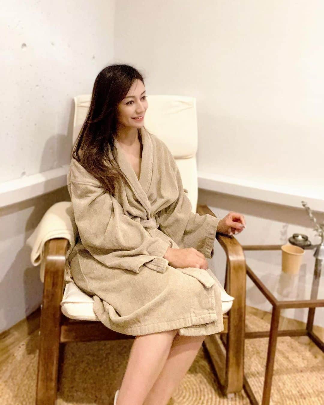 マキさんのインスタグラム写真 - (マキInstagram)「おはようございます🌞  今日も暑くなりそうですね💦 熱中症にも気をつけてお過ごし下さいね。  以前受けた全身オイルマッサージがすごく良かったのでまたお願いいたしました。  今回は美容鍼もしていただきリフトアップに⤴️  出張治療院の@palma_acu 東洋医学に基づいたカウンセリングから、体の状態に合わせたアロマオイルを調合していただきます。  私が調合していただいたのは ベルガモット シダーウッド ゼラニウム 今の体の状態に合わせて必要なもので全身をマッサージして頂きました☺️  マッサージは本当にきもちよくて足の指先から首の方まで全体にしていただけるので本当に気持ちいいですよ⤴️  その後に美容鍼をして頂きました♪ お化粧をしたままにしていただけるのが嬉しい♥️  特に顔の筋肉が固まっている所は少し針を刺すとちくっとした痛みはありますけれども、そこがすごく凝っているところみたいで、針を刺した後はすごく柔らかくなっていて効果を凄く感じますよ‼️  顔だけかなぁと思っていたんですけれどもしっかりと頭皮までしっかりしていただけて、リフトアップ⤴️した感じ👍  東洋医学をしっかり学んだセラピストさんは、癒さる素敵な方なので、リラックスして安心して施術を受けれますよ☺️  出張型なのでご自宅にも伺って頂けますし、難波、心斎橋などのサロンでも施術してもらえるので安心です‼️  外出しにくい、子育て中の方、妊婦さん、コロナ禍でなかなかサロンにも行きにくいので、出張してもらえると助かりますね☺️  是非、癒しのマッサージを受けてみて下さいね‼️  今日も笑顔で素敵な一日を☺️  いつもいいね👍コメント📝ありがとうございます♥️  #鍼灸マッサージ#出張型エステ#palma#東洋医学#全身オイルマッサージ#美容鍼#大阪エステ#難波エステ#心斎橋エステ#オイルマッサージ#美容#オイル#アンチエイジング#美容鍼灸#エステ#美容#子育て中ママ#肌質改善#アロマトリートメント#ビューティー#スキンケア#肌ケア #beauty#笑顔#感謝#ありがとう」8月27日 6時40分 - maki_s0205