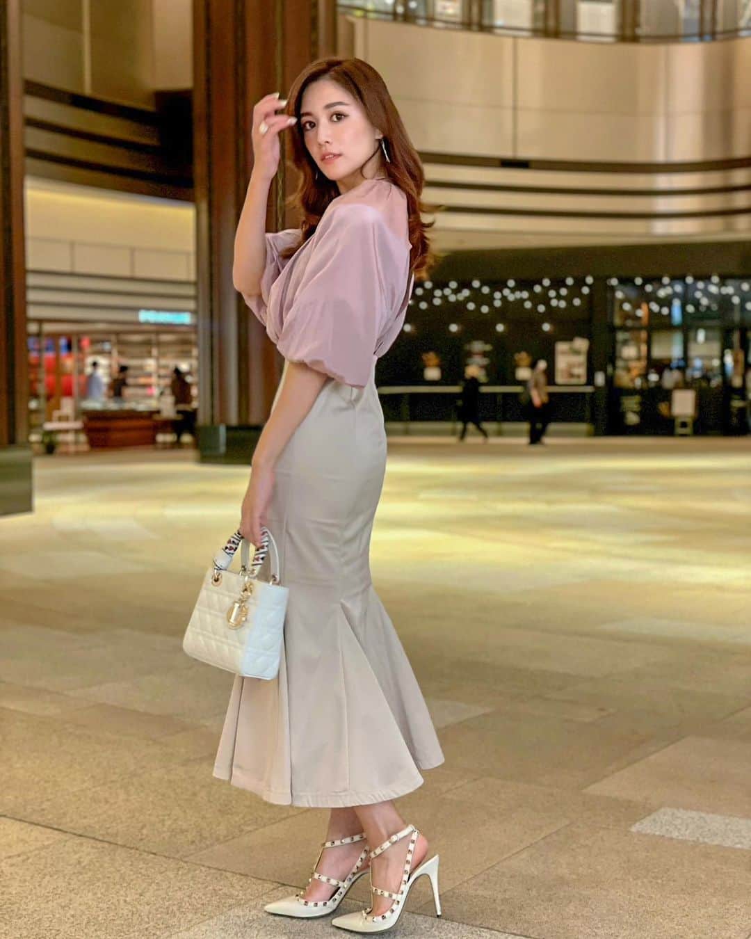 のインスタグラム：「こんにちは❣️ . 今日は好評の先取り秋コーデ✨ ピシッと綺麗めなワンピースを👗 オフィスでも食事でもどんな場所でも使えそう🙆‍♀️ マーメイドラインのスカートが歩く度にひらひら揺れるのが可愛いの🥰 . dress... @eimyistoire_official  bag... @dior  sandals... @maisonvalentino  . 小物は白のレザーで合わせて統一感を出してみました✨ たまにタイトなワンピースを着るとダイエット頑張ろうって自分に喝を入れれていいですね👍 . 午後も頑張っていきましょう❣️ . #りなまるコーデ #eimyistoire #エイミーイストワール #dior #ディオール #タイトワンピース #デートコーデ #秋服コーデ #秋服 #お出かけコーデ #お呼ばれコーデ #マーメイド #マーメイドスカート #mermaid #mermaiddress #オフィスコーデ #きれいめコーデ #コーデ #今日のコーデ #ladydior #レディディオール #valentino #ヴァレンティノ #タイトスカート #前髪なし #日比谷 #日比谷ミッドタウン #midtown #日比谷公園 #日比谷シャンテ」