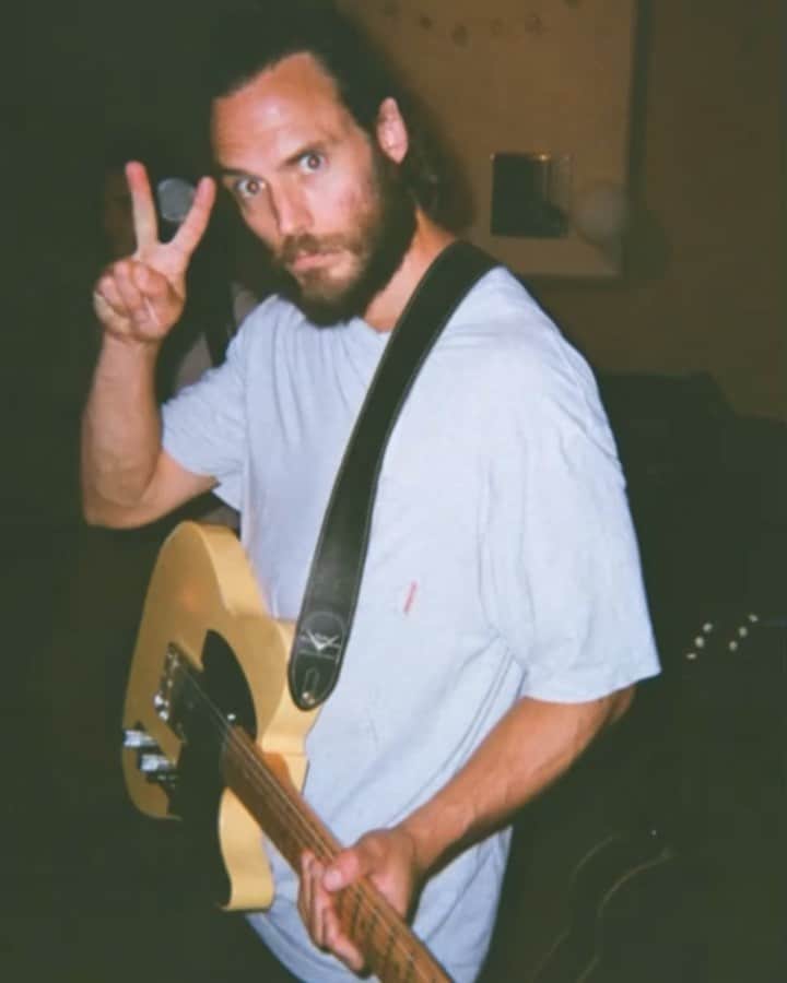 ライリー・キーオのインスタグラム：「🎸🥁🎹🤹🏻‍♀️🎤 by @joshuawhitehouse」