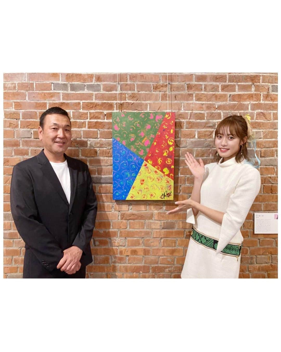 王林さんのインスタグラム写真 - (王林Instagram)「. 青森の伝統工芸品、津軽塗の技法でつくりました！  実際のりんごを使って何度も絵の具を重ねて柄を生み出しました！ 生で見てほしい。  津軽塗という奥深い伝統があることも知ってもらえたらうれしいです。 こんな機会をくれた弘前れんが倉庫美術館の皆さん、新しいことへのチャレンジなのに一緒になって取り組んでくださった @t.genbei さんありがとうございました🤦‍♀️💞  「りんご宇宙」 RINGOMUSEUMは明後日29日まで🌏🍏 @弘前れんが倉庫美術館  #Art #現代アート #津軽塗 #りんご塗り #サスティナブル #apple #王林 #ourin #弘前れんが倉庫美術館 #ringomuseum #源兵衛」8月27日 9時15分 - ourin_ringoooo