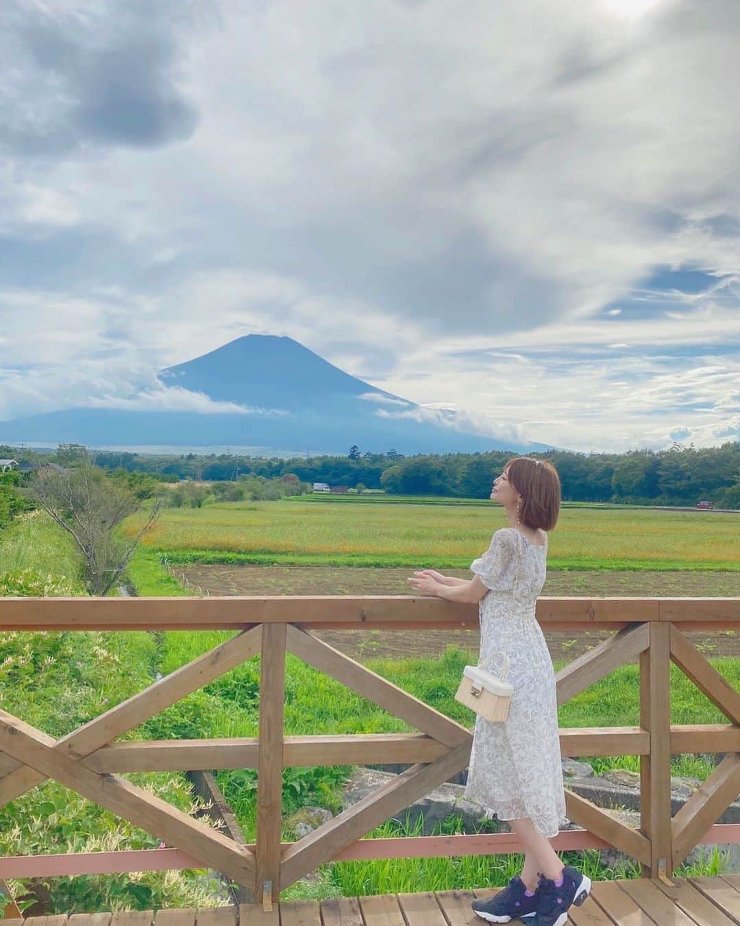 米倉みゆさんのインスタグラム写真 - (米倉みゆInstagram)「涼しい～🗻🍃彡 富士山綺麗に見える！ . . この前、地元の友達にインスタ写真撮りまくってもらう会を開いてもらったので たくさん更新します！🤣✨ . アイドル辞めてから載せる写真無さすぎた🤣 . . . . . #山梨県 #山中湖 #山中湖花の都公園 #山梨観光 #山梨旅行 #花の都公園 #女子旅 #女子旅行 #被写体 #写真加工 #被写体モデル #女子旅行 #女子力アップ #女子会コーデ #旅行 #zara #mercuryduo #pumpfury #japan #japanesegirl #japanese #japantravel #japantrip #trip #instadaily #instatravel #travel #travelphotography #instago #summer #photography」8月27日 9時39分 - yone__miyu630