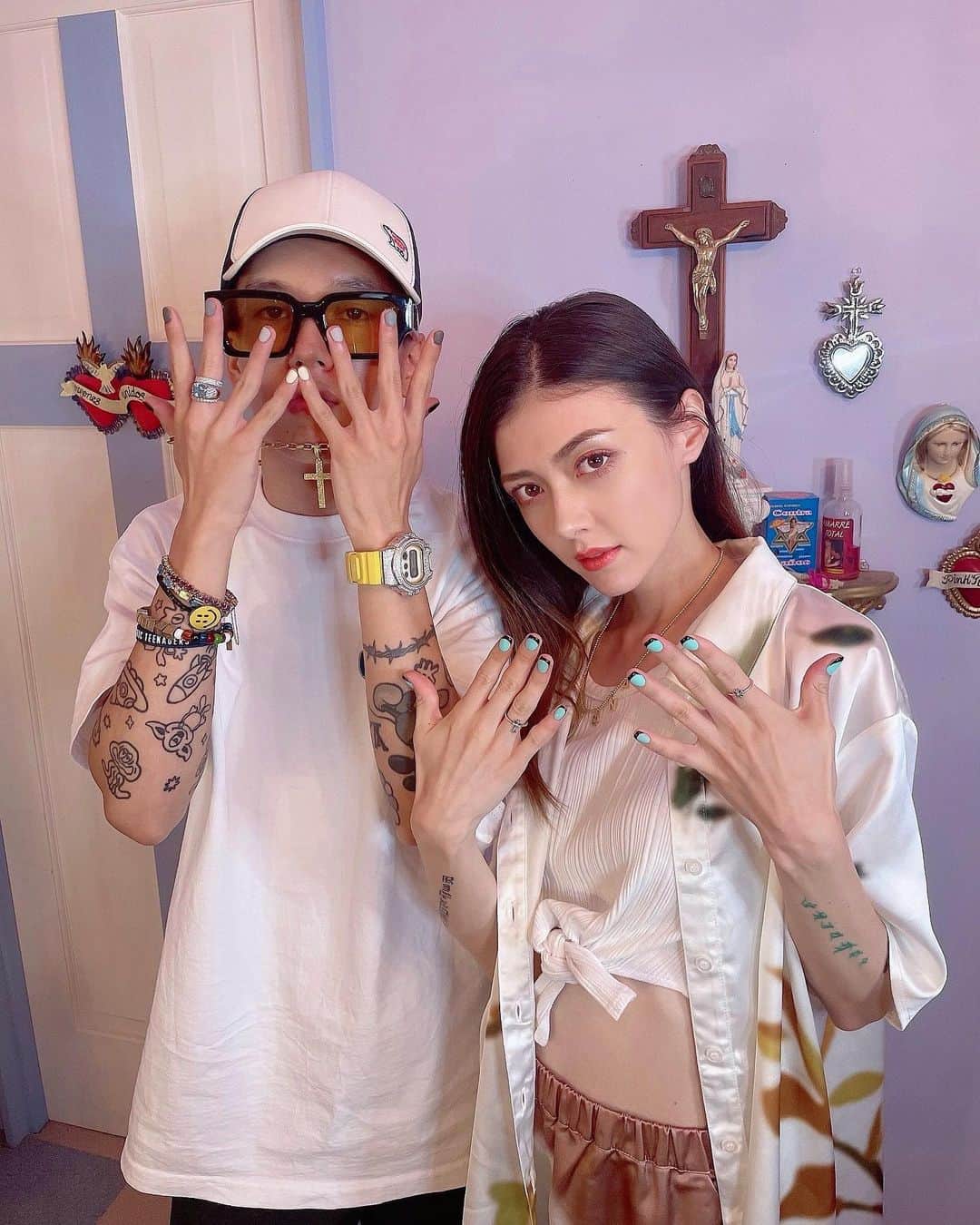 のインスタグラム：「. Thank you @sorry_wavy @niina__official 🤍🖤🤍🖤 . ご来店ありがとうございました！ . . . #pinkrosewindow #pink_rose_window」
