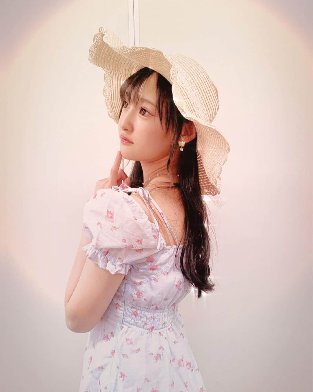 岡本怜奈のインスタグラム：「♡ 👒𓈒𓂂𓏸𖧷 ⁡ ひまわり畑で撮りたかったな～🌻 来年は行けますように｡ﾟ .ʚ(✿´⌣`✿)ɞ. ﾟ。 ⁡ ❥𝒇𝒂𝒔𝒉𝒊𝒐𝒏 ☑︎ 𝒐𝒏𝒆 𝒑𝒊𝒆𝒄𝒆 #bobon21 (@bobon21_official) ☑︎ 𝑺𝒕𝒓𝒂𝒘 𝒉𝒂𝒕. 𝒏𝒆𝒄𝒌𝒍𝒂𝒄𝒆. 𝒔𝒉𝒐𝒆𝒔 #shein (@sheinofficial)(@shein_japan) ♡ ♡ #nmb48 #岡本怜奈 #れなたん #たんたんコーデ #コーデ #code #ファッション #fashion #ワンピース #onepiece #ワンピースコーデ #麦わら帽子 #happy #Instagood」