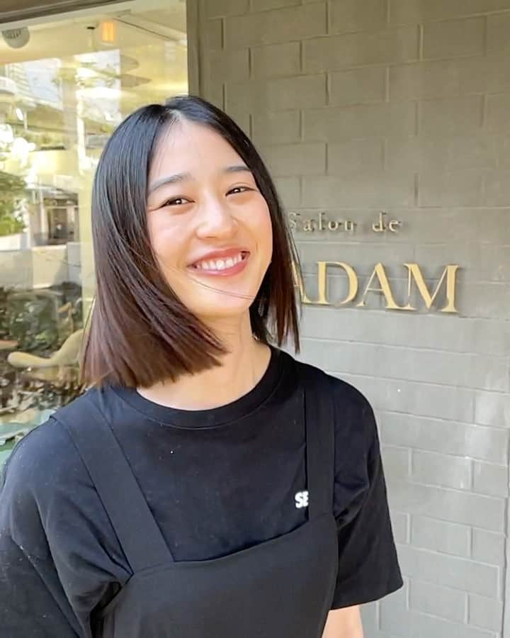 青野楓のインスタグラム：「@salon_de_sadam 💈✂️ ロブヘアを目指してすこーし伸ばし中。 今回もカットラインが最高です🥰  担当は @miiiho0118 さん⭐︎  サラサラ頑張って保ちます！  (写真、すっぴんなので眠そうに見えるかも🙏)  #ボブ#ボブヘアー #ロブ #ヘアサロン#東京美容室 #表参道#明治神宮前#黒髪」