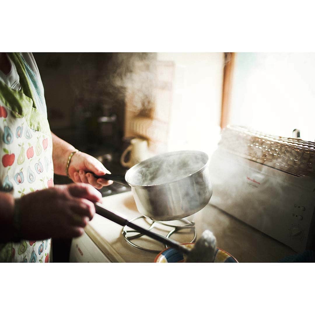 世界のKitchenから公式さんのインスタグラム写真 - (世界のKitchenから公式Instagram)「【アイルランドの蕎麦湯？をいただく】 ・ こっくり、木目の棚が印象的なキッチン。イギリスのお隣にある島国、アイルランドで酪農を営むドロレスさんのお宅は、美しい緑の中にたたずむ古いコテージ。 ・ 「昔、体調を崩したときにお母さんが作ってくれたの」というバーリー・ウォーターをごちそうになりました。 ・ 作り方は、大麦の裸麦と水を入れてコトコト煮立てるだけ。その上澄みの部分をひと口いただくと、滋味深い味わいが、体にじわじわしみ入ります。もの足りない時や体調の悪い時は、ここに塩やミルクを加えることもあるのだそう （日本で例えると蕎麦湯？）。 ・ アイルランドで生産される大麦は、おもにウイスキーやビールの原料として有名ですが、こうして家庭でも飲まれていると知ったのは、私たちにとって、何よりの発見。 ・ 身近な素材を使って、大切な家族のためにつくる、これぞ「台所の知恵」。私たちも家に帰ったかのように、ふーっと癒されちゃいました。 ・ ちなみにドロレスさん、最後は元気にフライパンで手をふってお見送りしてくれました。これも麦の力のおかげ!？ ・ Photo by Yoko Takahashi ・ #世界のkitchenから  #世界のキッチンから  #世界の旅  #食と暮らし  #旅  #キッチン  #世界  #アイルランド  #Ireland  #料理  #レシピ  #recipe #大麦  #麦  #手作り  #想い  #台所  #おいしい世界  #お家の時間  #家の時間  #高橋ヨーコ  #yokotakahashi」8月27日 19時59分 - sekai_kitchen