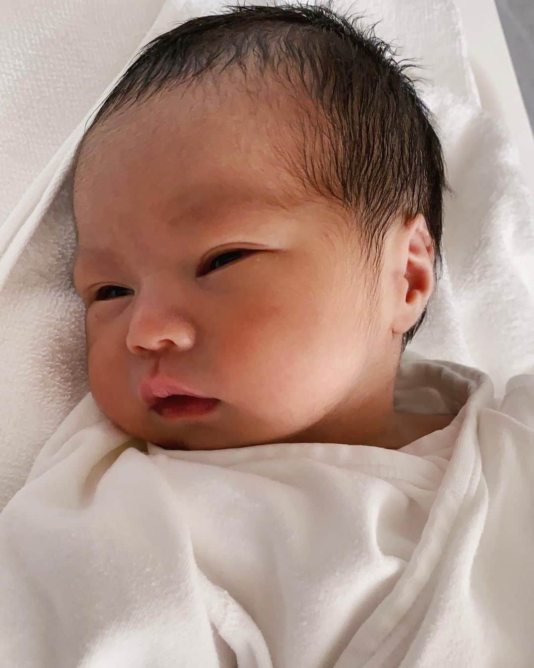 尾崎紗代子さんのインスタグラム写真 - (尾崎紗代子Instagram)「👶 無事に3人目の女の子が誕生🎊  夫だけ出産に立ち会う事が出来たのですが 安産祈願のTシャツをこの日の為に 買ってきて、 産院へ向かう途中に袋を開けて着替えたら これが入ってて..この出産直前に 間違えて注文した事に気付いたそう。 産院の先生が分娩中このTシャツが見えちゃって え？って思ってたらしいです🙆‍♀️  母子ともに健康です😉   #momlife #mommylife #mommy  #育児 #男の子ママ #女の子ママ　#ママライフ  #4歳 #2歳  #二人育児 #motherof2 #motherhood  #family #familyphoto #2人育児 #3人育児  #マタニティーライフ #maternity #妊娠後期 #妊娠10ヶ月 #妊娠 #妊婦　#第三子妊娠中 #臨月 #出産 #立ち会い出産 #分娩 #安産祈願 #交通安全 #いやまぁそれも大事だけど」8月27日 20時17分 - osayo_osayo