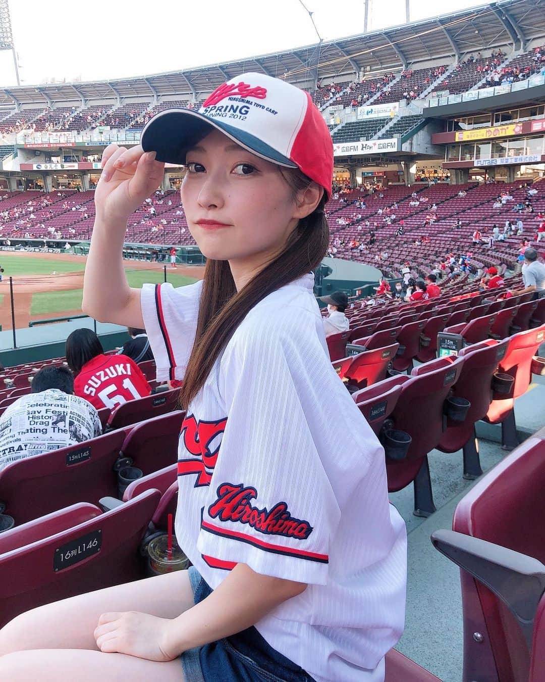 末井櫻子のインスタグラム：「※過去画だよ☺︎ ． ． ． ツインテール👧🏻⚾️ ． ． いっつも何着ていこ〜て悩むけど、 結局安部ちゃんのホームユニになっちゃう🤣 ． ． ． いまSHOWROOMで、テレビ新広島さんの球団認定カープYouTubeチャンネルのリポーターをかけたイベントに参加中です❤️‍🔥 ． ． 一日4回配信で、いま16回配信したんだけど、 毎回ユニやTシャツ変えてます🥳　 ． てことは、、？🧐 イベント終了まで衣装チェンジチャレンジ完遂できたら 26着以上カープの服を持ってたことになりますねぇ〜笑笑 ． 多い方？🤔少ない方？🤔 ． ． 色んなユニ見に配信あそびにきてね〜！🌟 ． ． ． #カープ  #カープファン  #カープ女子  #カープ観戦  #カープファンと繋がりたい  #showroom」