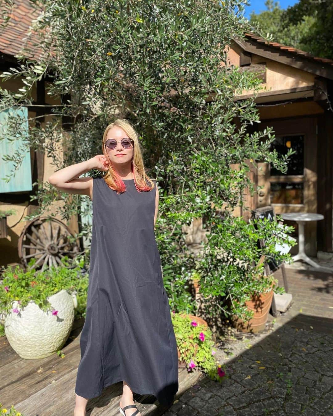 ドーキンズ英里奈のインスタグラム：「またまた暑くなってきましたね☀️ なかなか先の予定の目処もたたないので 家の環境を良くしようと 家電ばかり検索している今日この頃です。 ⠀ 炊飯器と洗濯機を買い替えたいのだけれど 本当に幅広いから何がいいのやら… 悩んで結局終わりそう🤔💭笑 ⠀ ⠀ I have been thinking about buying a new washing machine and a rice cooker. There are so many different choice!! I’m not really good at making decisions when I’m buying expensive things so I’m just spending time checking and not buying😂 ⠀ ⠀ ⠀ #summer #vacation #blonde #blondehair #インナーカラー #pinkhair #ピンクカラー #unoha」