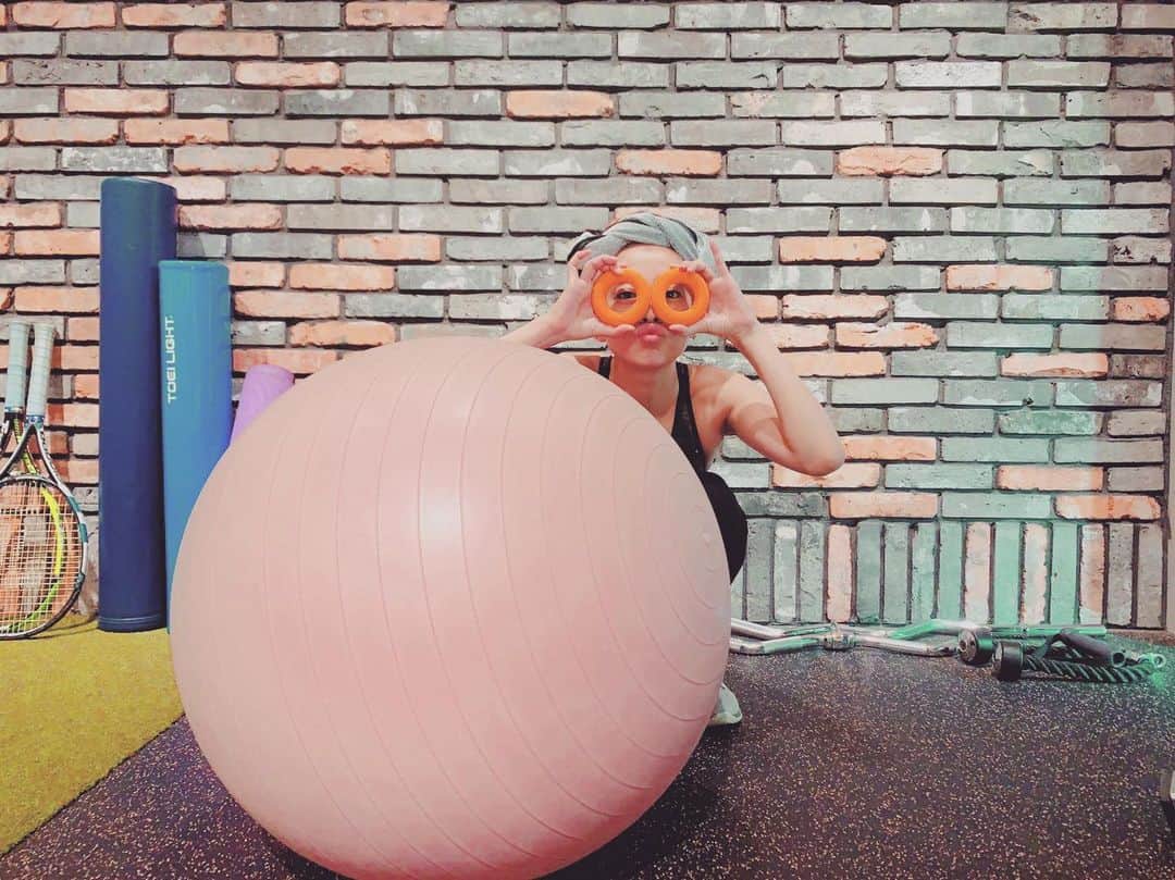 あびる優さんのインスタグラム写真 - (あびる優Instagram)「😛🙃😛💕  #gym#training#balanceball#ジム#トレーニング#バランスボール#😛#笑」8月27日 20時53分 - yuabiru74