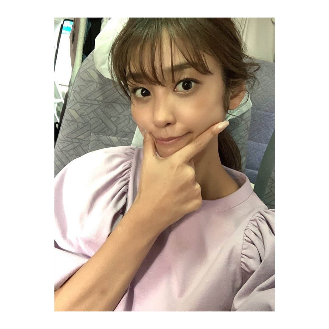 岡副麻希さんのインスタグラム写真 - (岡副麻希Instagram)「. こんばんは！  蒸されるように暑い日が続いてますね， みなさん夏バテなど大丈夫でしょうか😮‍💨  適度に休みつつ，がんばりすぎず， たくさん深呼吸してご自愛くださいね，  ⁡ そうそう！唐突に。笑 #肌ケア事情 ⁡ 去年まではプロに頼る→またお肌がカサつく の繰り返しだったけど今年の夏は かなり潤ってもちもちなのです😮‍💨🤍 ⁡ お風呂上がりにこれでもかと（笑）🤫🤫🤫 スキンケアをしているのと😮‍💨🤘🏽 ⁡ あとは何より事務所の先輩であるれーなさんが お誕生日にプレゼントしてくれた日焼け止めを機に ついに顔だけは日焼け止めデビューをしたことはとても大きいかと❤️‍🔥😮‍💨 れーなさんありがとうございます🥺❤️‍🔥  @sumi__reina  ⁡ （スポルティーバさんのプライベート編でも お話ししています😉） ⁡ @websportiva  ⁡ とにもかくにも！ みなさま今週もお疲れさまでした！ ⁡ ⁡ #スキンケア#日焼け止め#紫外線対策 #29歳にしてデビュー #紫外線が一番の敵 #やっと痛感中 #websportiva」8月27日 20時49分 - maki_okazoe_official