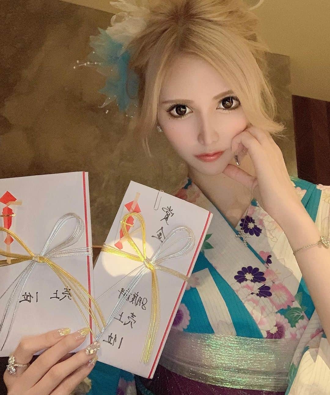 夏目こころのインスタグラム：「7月後期も8月前期も 売り上げNo.1ありがとうございました💙 体調管理出来てなくて出勤不定期で 本当にすみません🙇‍♀️💦それでも ファブリックに会いに来てくれる お客様が大好きです🌻」